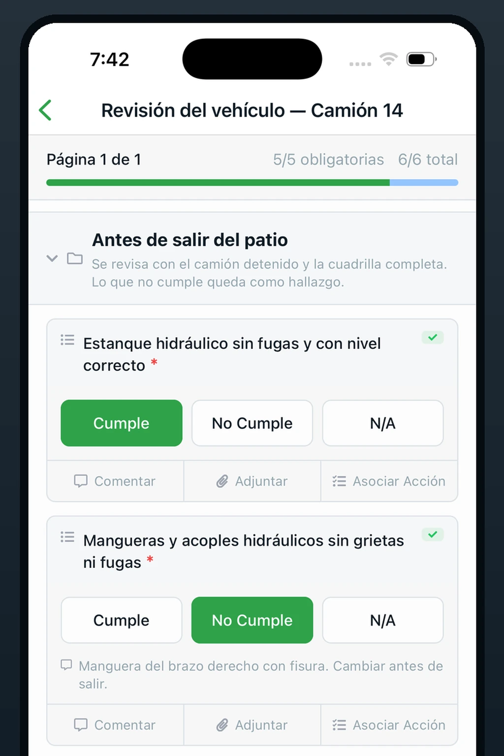 CaptaLog mobile app — truck check before leaving the yard: the hydraulic tank marked «Complies» and a «Does not comply» for a cracked hose, with the finding's note